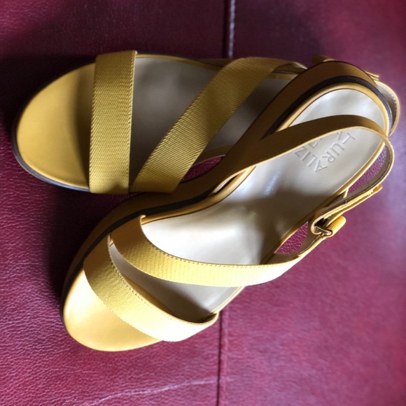 New Yellow Naturalizer Sandals - Picture 2 of 3